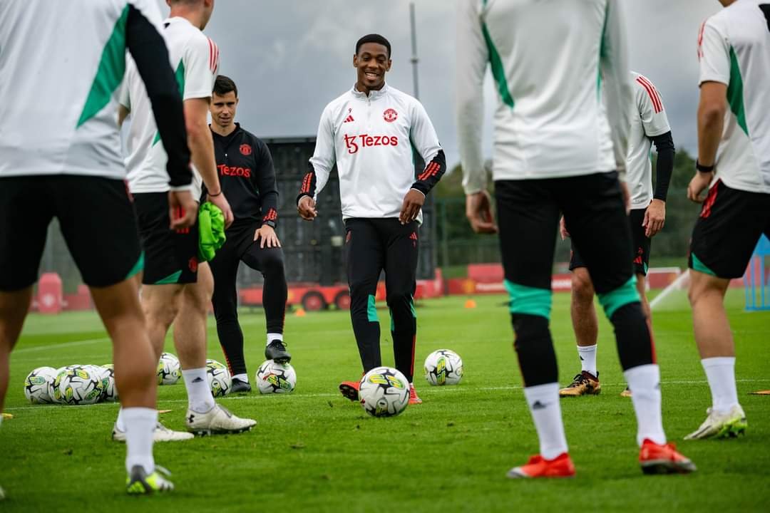Manchester United players training